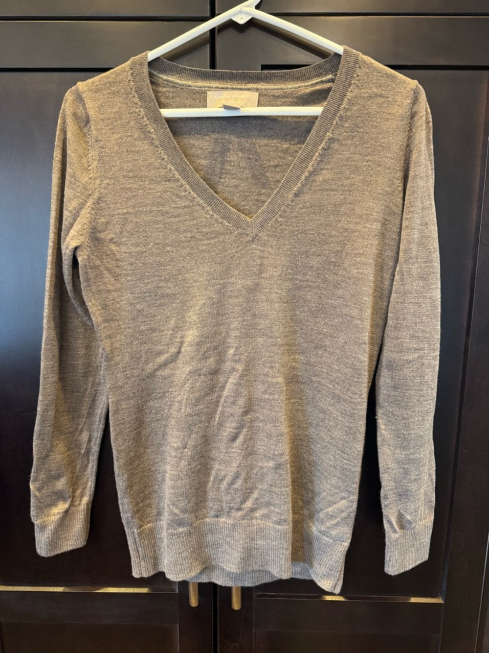 Banana Republic Women's V-Neck Sweater in Taupe Gray